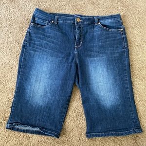 Bandolino Bermuda style denim shorts size 16